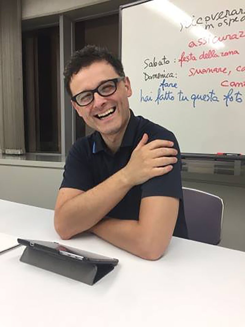 教室で笑顔を見せる講師 Fabio Salvagno